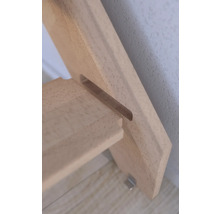 Detailansicht eines Holzregals mit einer Aussparung für die Montage an einer Wand