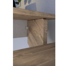Detailansicht eines Holzregals mit Trägern