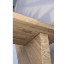 Detailansicht einer Holzplatte mit Bein