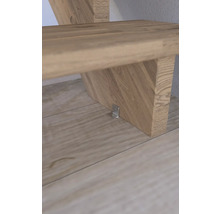 Detailansicht einer Holztreppe mit Metallwinkel zur Befestigung