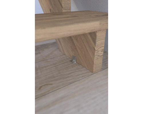 Detailaufnahme einer Treppenstufe aus Holz mit einem Befestigungswinkel aus Metall