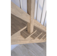 Detailansicht einer Holztreppe mit Geländer