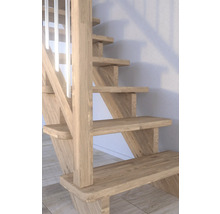 Detailaufnahme einer Holztreppe mit Geländerstäben