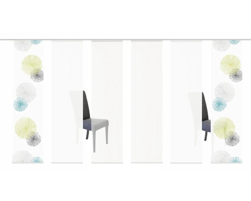 Schiebegardinen mit floralem Muster und Stuhl