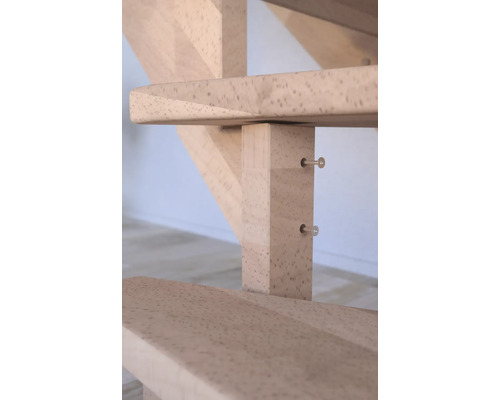 Detailaufnahme einer Holztreppe mit Bolzenbefestigung.