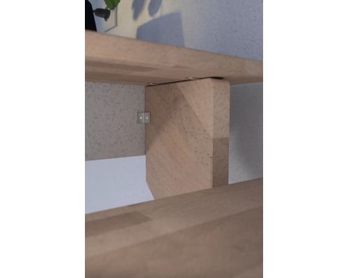 Detailansicht eines Regals mit Holzböden und quadratischer Holzstütze.