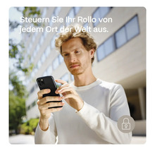 Mann steuert Rollladen mit Smartphone