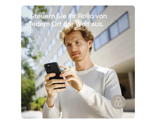 Mann steuert Rollladen mit Smartphone