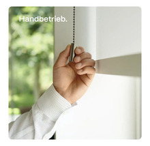 Ein Rollo mit Handbedienung wird durch Ziehen an der Kette betätigt.