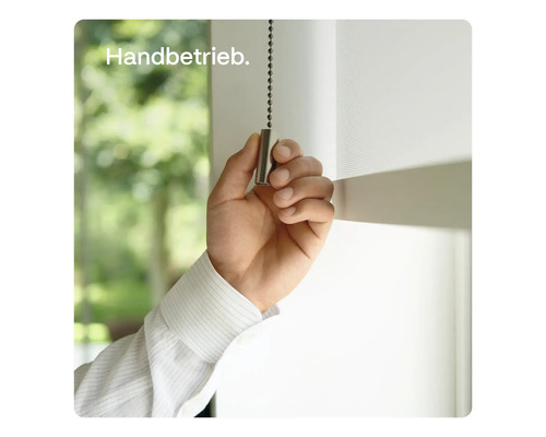 Ein Rollo mit Handbedienung wird durch Ziehen an der Kette betätigt.