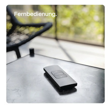 Fernbedienung auf einem Tisch