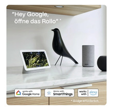 Smart Home Steuerung mit Tablet, Sprachassistenten und Vogeldekoration auf einem Sideboard