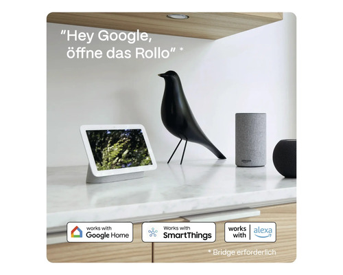 Smart Home Steuerung mit Tablet, Sprachassistenten und Vogeldekoration auf einem Sideboard