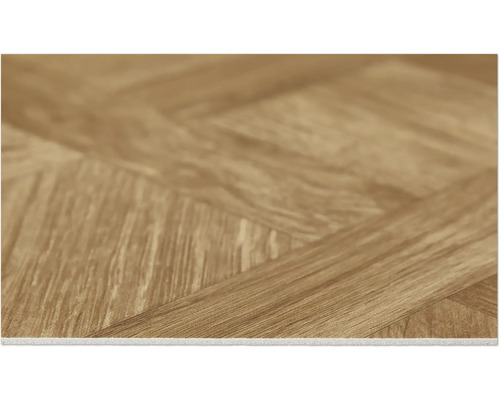 Heller Eichenlaminatboden im Fischgrätenmuster