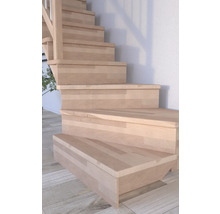 Holztreppe mit Geländer