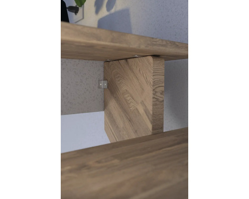 Detailansicht eines Holzregals mit Träger