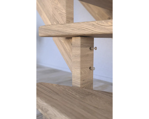 Detailansicht einer Holztreppe mit Geländerpfosten und Befestigungselementen
