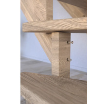 Detailaufnahme einer Holztreppe mit Stufen und Verstrebungen