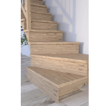 Holztreppe mit Stufen und Geländer