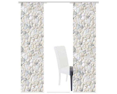 Schiebegardine mit Steinmuster vor einem Stuhl