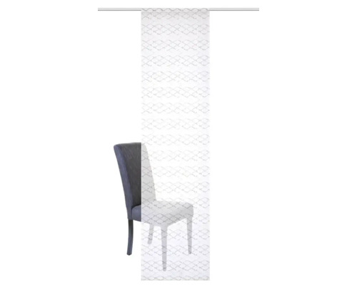 Dekoschals mit Muster vor einem Stuhl