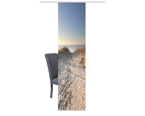 Schiebevorhang mit Strandwegmotiv neben einem Stuhl