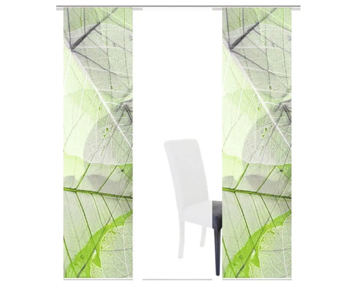 Schiebegardinen mit Blätterdesign vor einem Stuhl