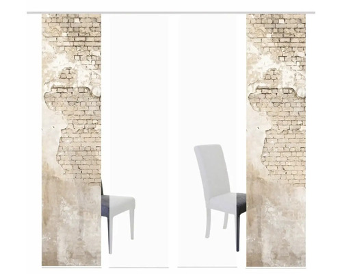 Schiebegardine mit Backsteinmauer-Motiv und Stuhl
