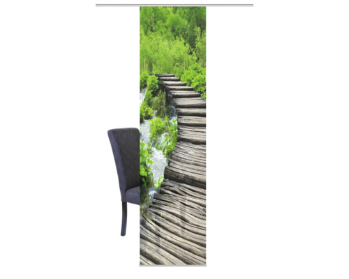 Schiebegardine mit Wasserfall-Motiv und Stuhl