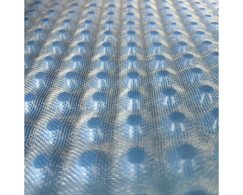 Nahaufnahme einer Poolabdeckung mit Luftpolsterfolie