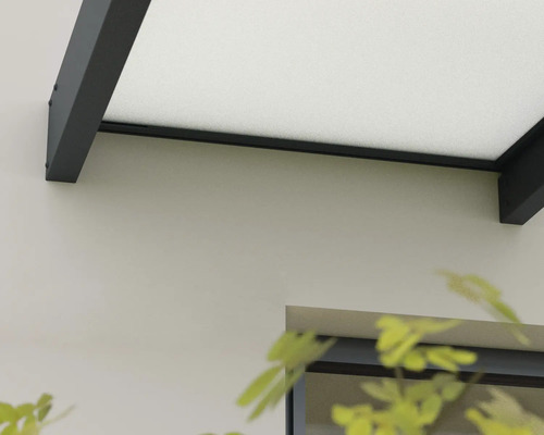 Detailansicht einer Terrassenüberdachung mit grauen Balken und weißem Dach
