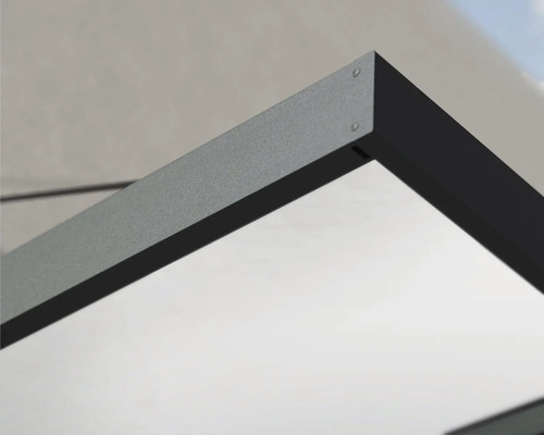 Detailansicht einer Terrassenüberdachung mit Metallrahmen