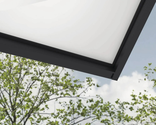 Detailansicht einer Terrassenüberdachung mit Aluminiumrahmen und lichtdurchlässigem Dach