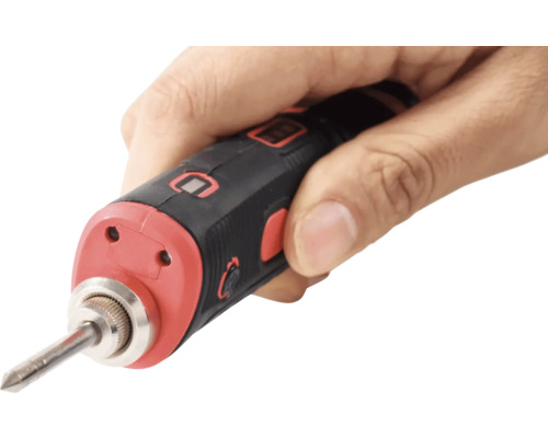 Hand hält einen Schraubendreher