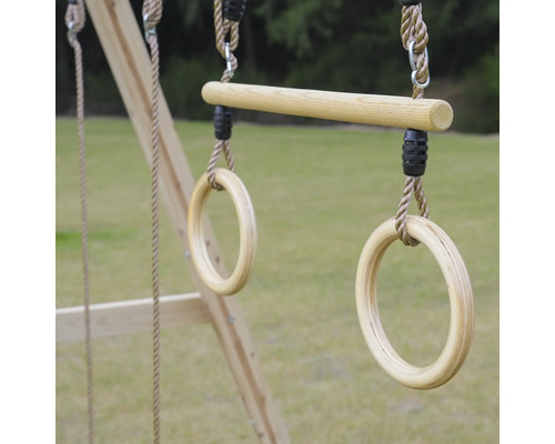 Holzturnringe mit einer Querstange an einem Klettergerüst