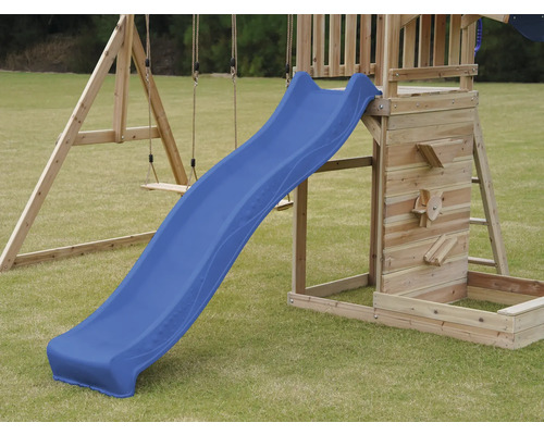 Holzspielplatz mit blauer Rutsche und Schaukel