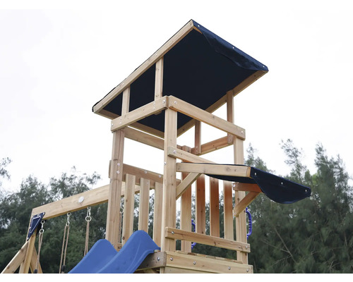 Detailansicht eines Spielturms aus Holz mit Rutsche und Schaukel