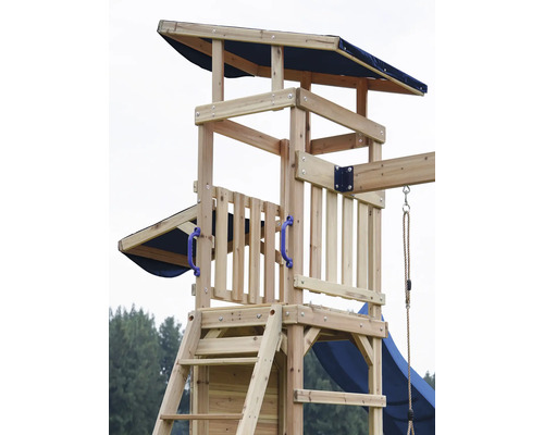 Detailansicht eines Holzspielturms mit Leiter, Rutsche und Dach