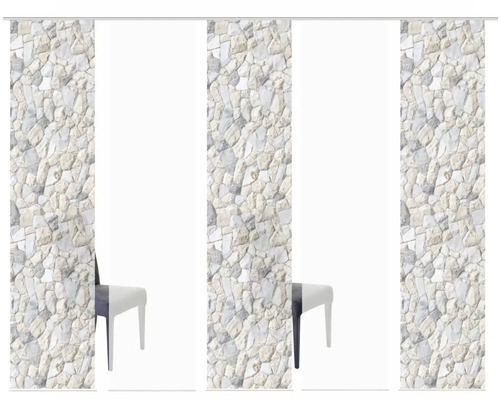 Schiebegardine mit Steinmuster und Stuhl im Hintergrund