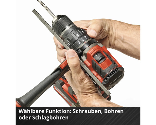 Bohrmaschine mit Bohrer und zusätzlichem Handgriff wird von einer Person gehalten.