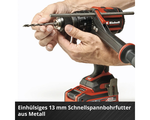 Einhell Akku-Bohrschrauber mit Bohrer im Bohrfutter und Bedienerhänden