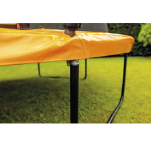 Detailansicht eines Gartentrampolins mit Schutzrand und schwarzen Beinen