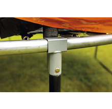 Detailaufnahme eines Trampolins mit Stahlrahmen und Verbindungsstück