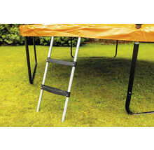 Trampolin mit Leiter im Garten