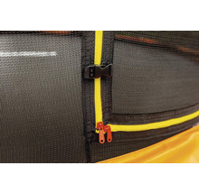 Detailaufnahme des Reißverschlusses und Verschlusses eines Trampolinnetzes