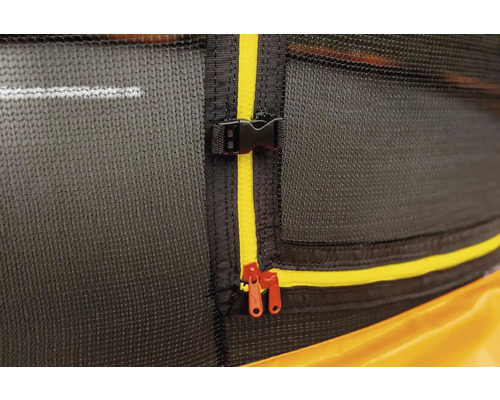 Detailaufnahme des Reißverschlusses und Verschlusses eines Trampolinnetzes