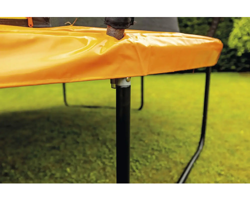 Detailansicht eines Gartentrampolins mit schwarzem Bein und Randabdeckung