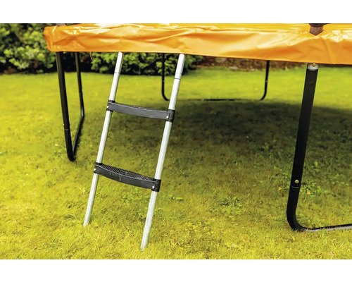 Trampolin mit Leiter im Garten