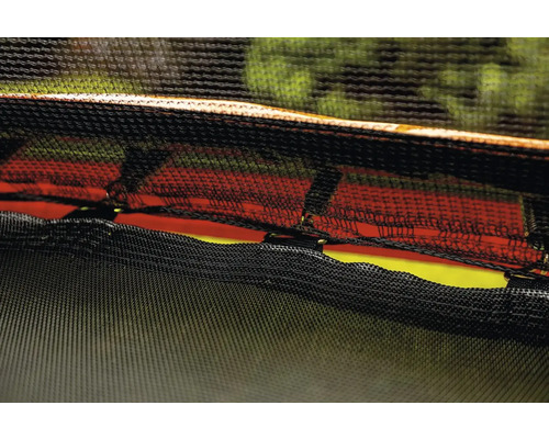 Detailaufnahme eines Trampolinnetzes mit Randabdeckung