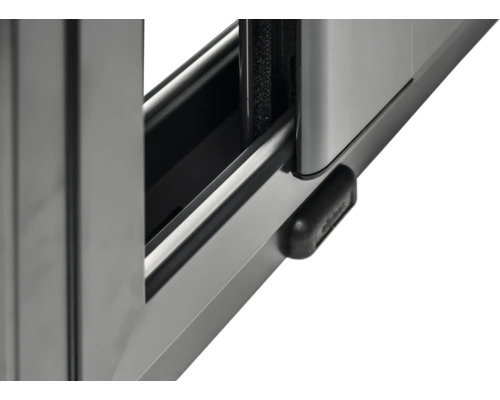 Detailansicht eines Schiebefensters mit Führungsschiene und Stopper